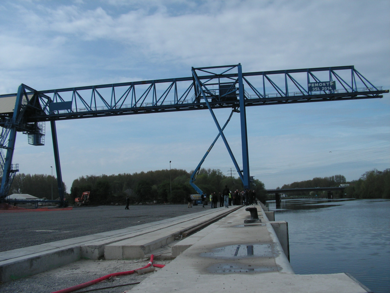 Le portique à conteneurs ou pont roulant spécialisé serait le plus grand au nord de Paris. Le quai à péniches sur l’Escaut et les berges ont été refaits et renforcés.