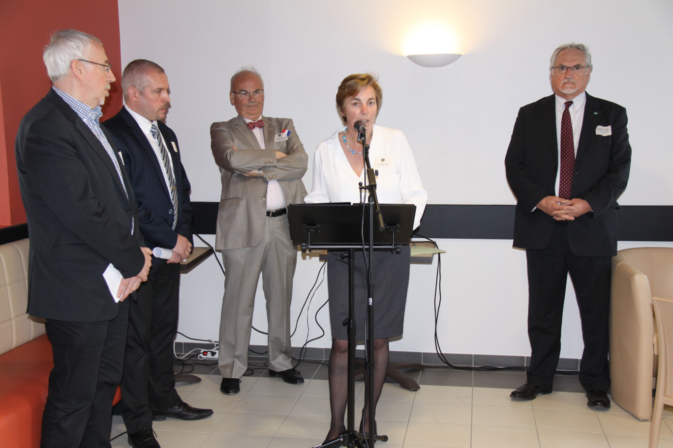 De gauche à droite : Pierre Ansart, maire de Beaurains, Benoît Zielinski, directeur de zone Nord-Pas de Calais, Bernard Gorce et Véronique Hans, respectivement président et directrice générale d’Ace Hôtel Holding, et Edouard Magnaval, président de la CCI Artois.