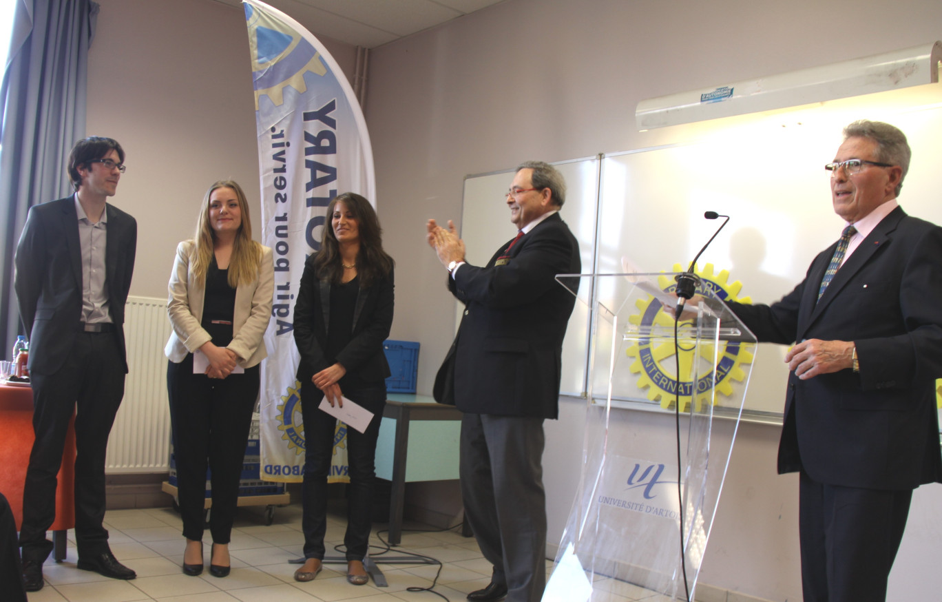 De gauche à droite, les trois étudiants (Jérémy Québaud, Sarah Szczudlo, Sabrina Grillo) viennent de recevoir leur prix des mains de Jean-Louis Formosa, gouverneur du District 1520, et de Georges Crapet, animateur de ce concours prix éthique.