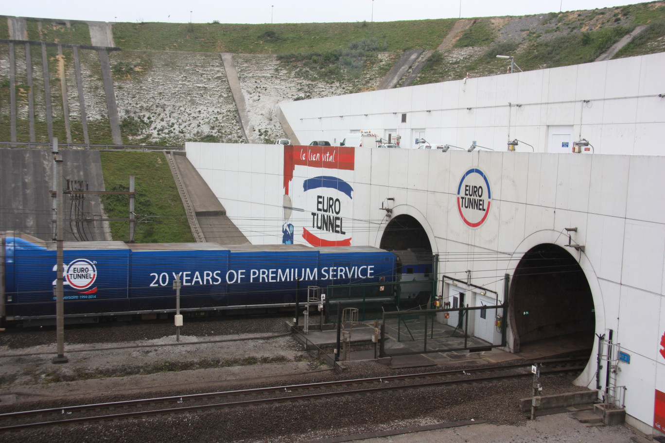 Affichant fièrement ses 20 ans de "premium service", le shuttle s'engouffre dans le tunnel.