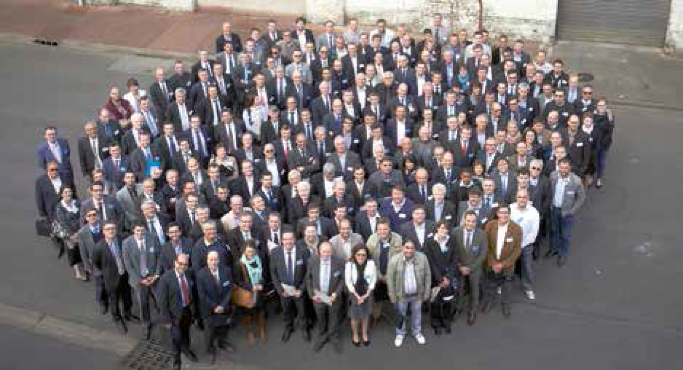 Un éleveur adhérant à Lorraine Qualité Viandes pose fièrement devant ses bêtes pour inviter les Lorrains à privilégier une viande 100 % lorraine.