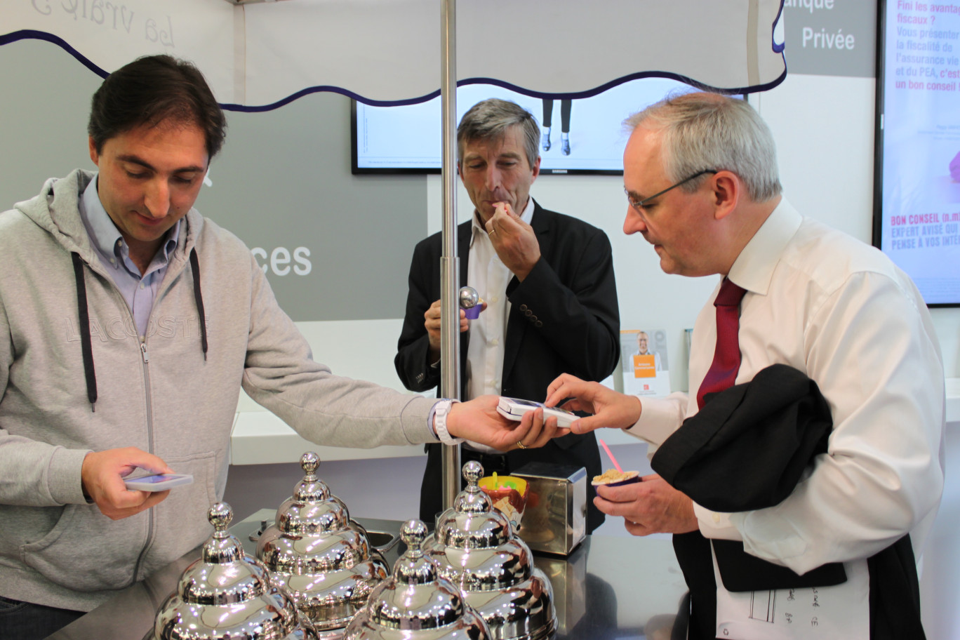 L’artisan glacier Corrado Barberis teste Dilizi avec François Pérol sous le regard de Philippe Lamblin.