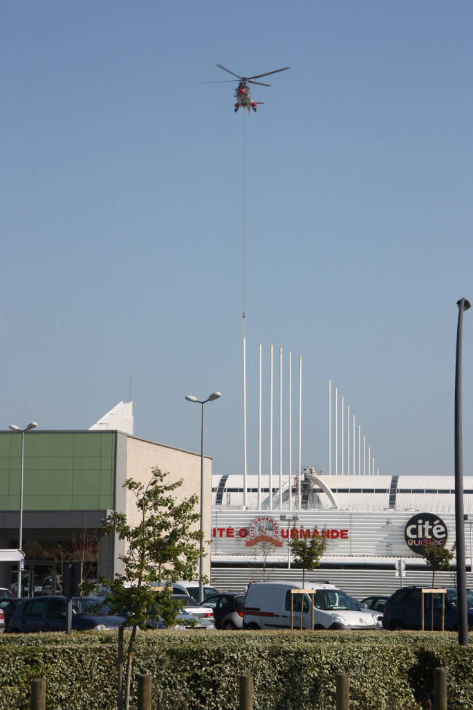 A Coquelles, la Cité Europe retrouve ses mâts