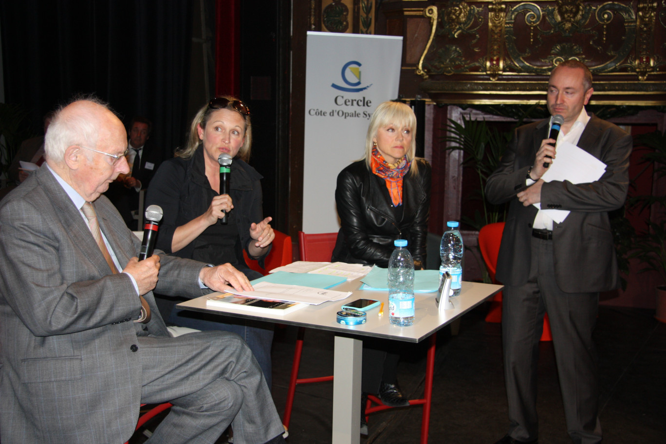 De G. à D. : Bruno Bonduelle, Isabelle Mislanghe, dirigeante de l'agence de voyage Côté Soleil, Sabine Lhermet et Stéphane Leccarié qui animait le débat avec Thierry Degraeve.