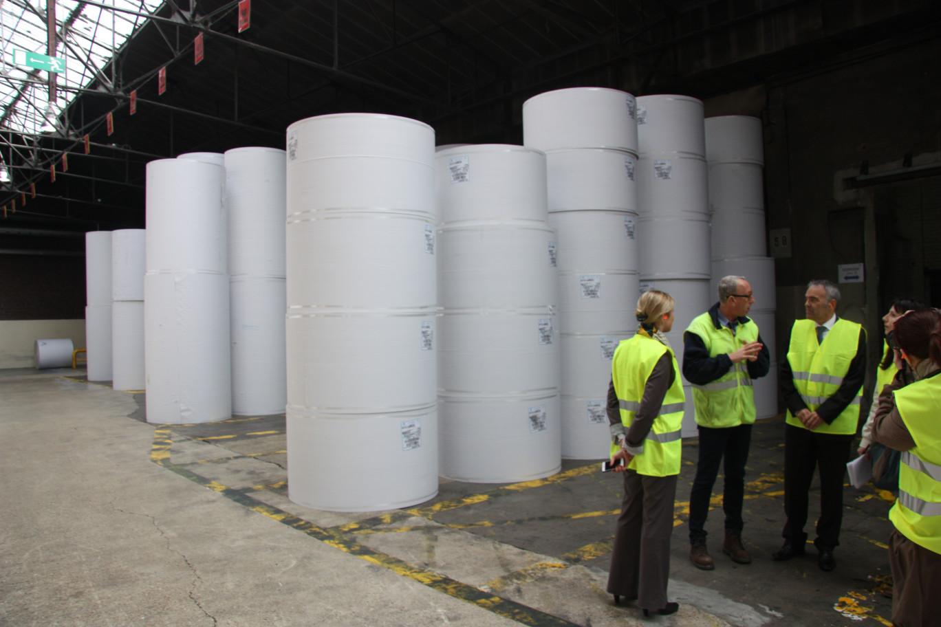 Des bobines de papier blanc en partance pour la prochaine étape : la fabrication des caisses carton.