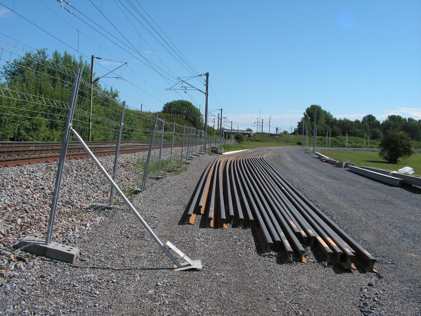 En mai, les opérations de terrassement et de réalisation de petits ouvrages d’art (pour un ruisseau) étaient bien avancées non loin d’Aulnoye-Aymeries et de Vallourec. Poteaux pour caténaires et rails attendaient le moment de leur installation.