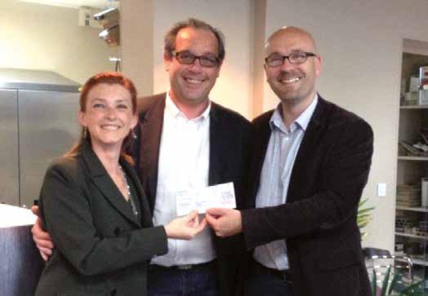 Valérie &amp; Christophe BORDIER dirigeants de MENSA reçoivent leur prêt d’honneur de leur parrain Réseau Entreprendre en Picardie ®, Alexandre Saussard