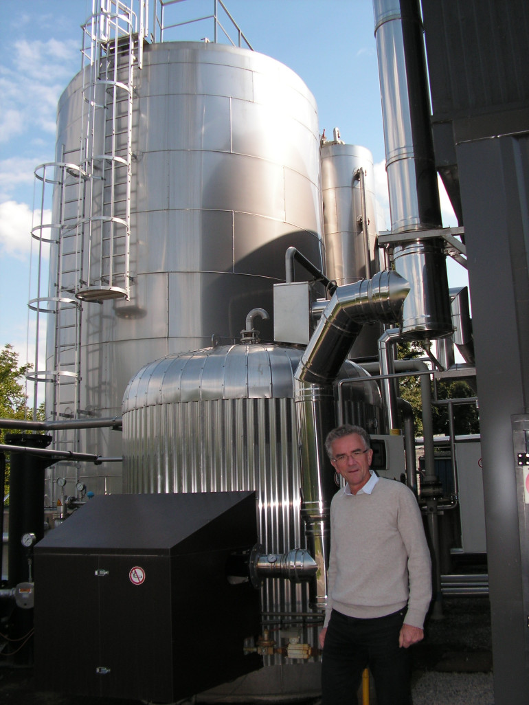 Raymond Duyck au pied des nouvelles installations de prétraitement des eaux usées et des réacteurs.