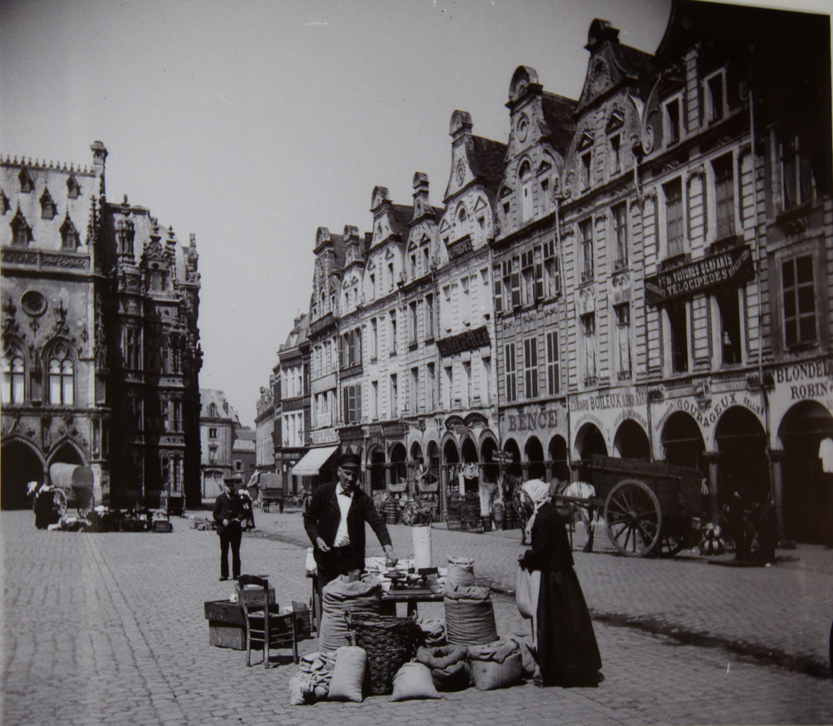 Cette photo prise par Joseph Quentin est une magnifique illustration de l’activité commerciale des marchés sur la Petite Place (place des Héros) d’Arras.