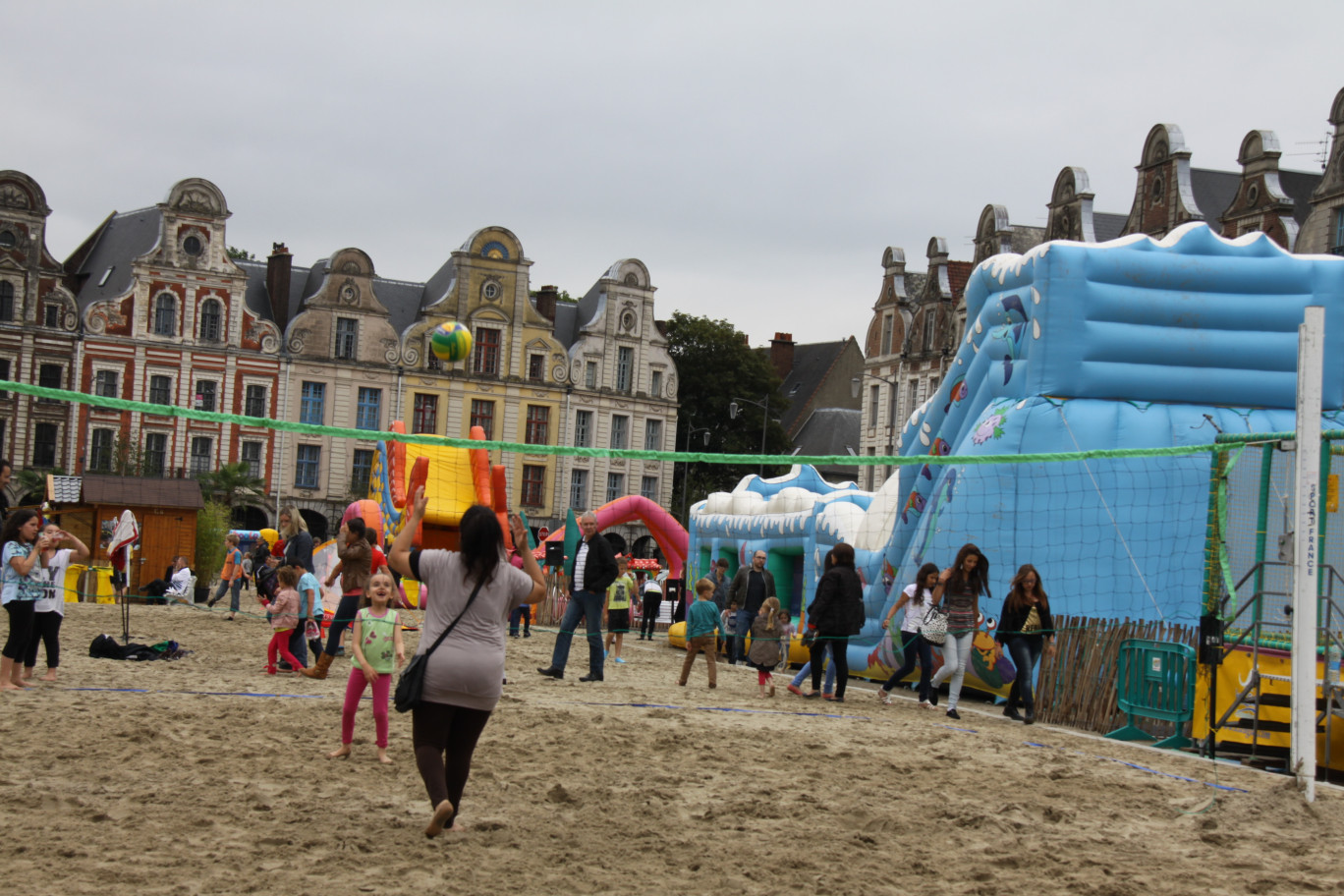 Dans le décor toile de fond unique de la Grand‘Place, l’énorme toboggan gonflable était réservé aux enfants de 7 à 12 ans. Le beach-volley, grand classique d’Arras on the beach, fut très prisé par les sportifs de tout âge et les clubs sportifs arrageois.