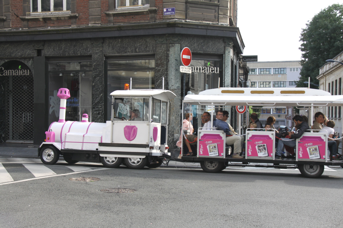 Le petit train d'Arras rue Gambetta au hasard de son parcours.