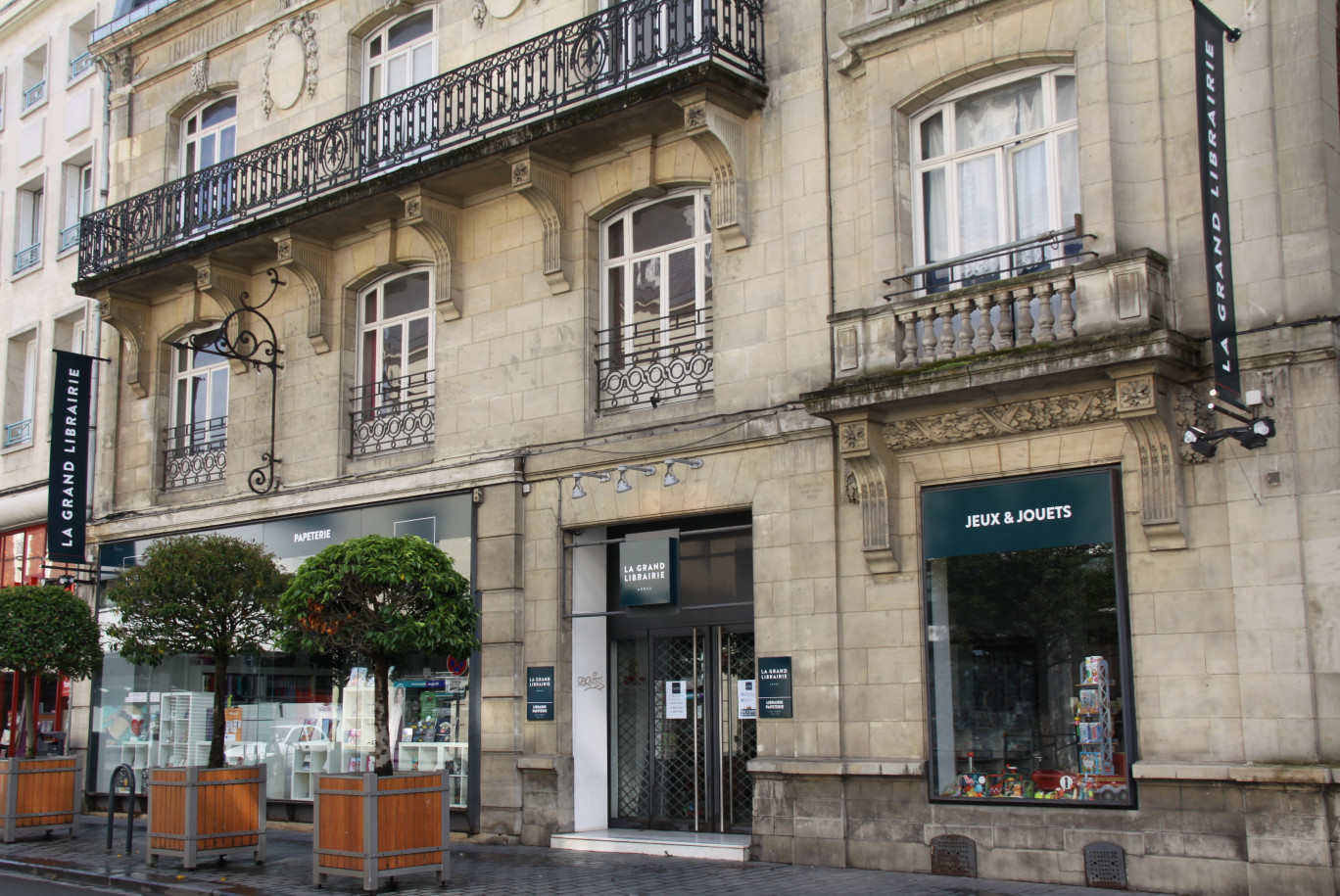 L’enseigne « La Grand Librairie » à Arras vient d’être apposée pour une nouvelle vie.