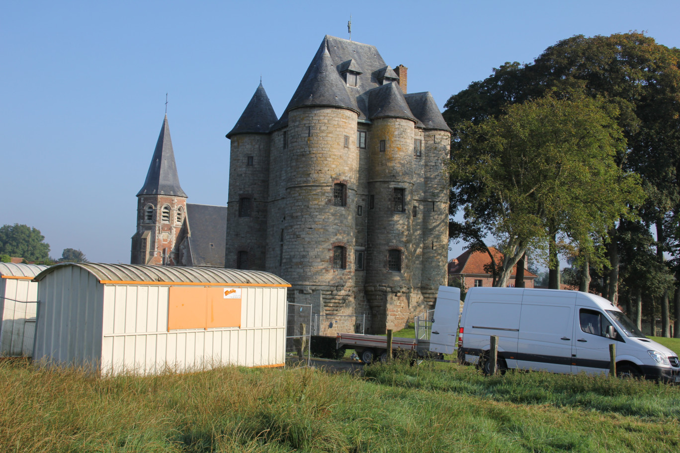  Le donjon de Bours fait peau neuve. Un centre historique va progressivement se structurer autour de cet édifice.             