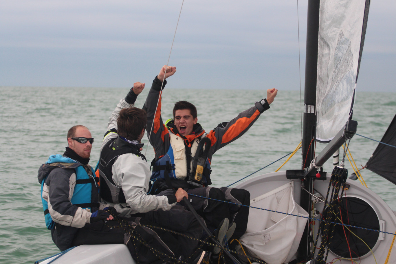 Les lycéens maritimes français se mesurent à la voile au large de Boulogne