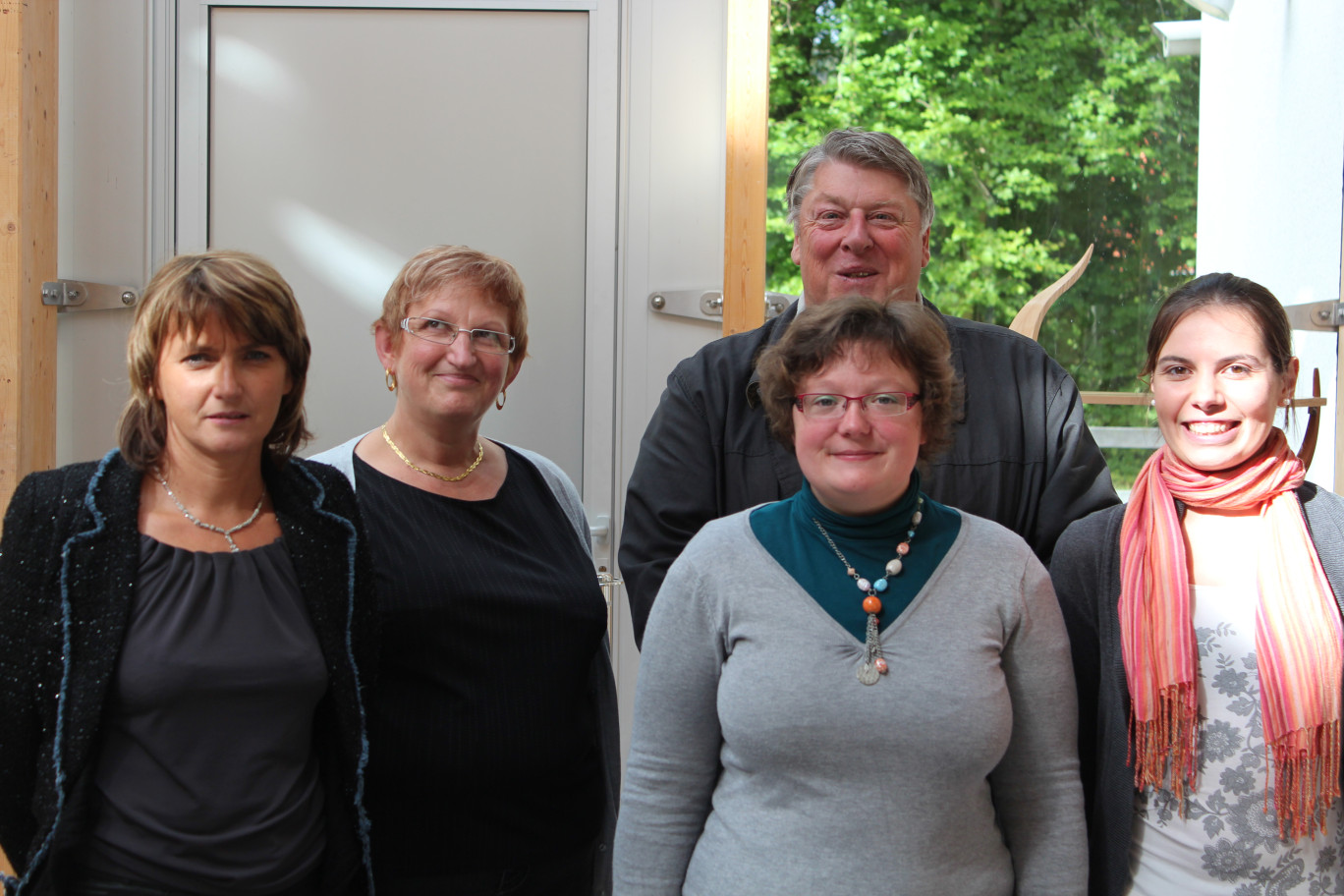 Yves Bonte, président d'Enerlya, et Mme Roland maire de Thiembronne, avec le personnel administratif.