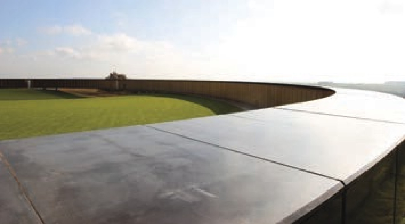 Situé à l’entrée de la nécropole de Notre-Dame-de-Lorette, l’Anneau est le plus grand monument du monde consacré à la Première Guerre mondiale. 