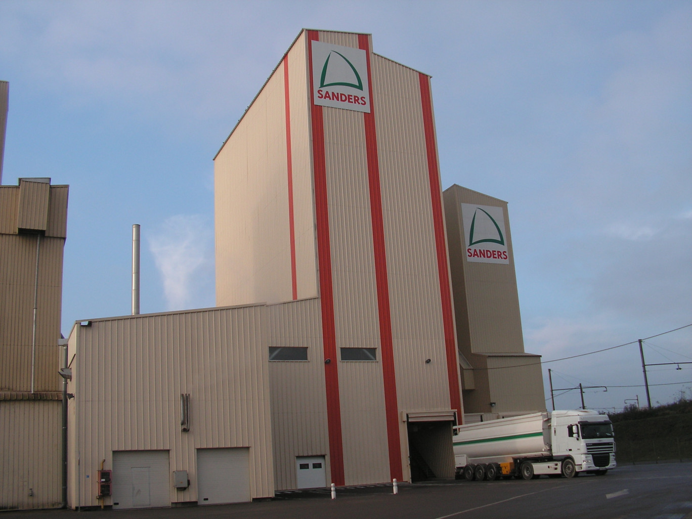 Le nouveau bâtiment qui abrite une chaîne de fabrication ultramoderne et verticale, fonctionnant de haut en bas par gravité.