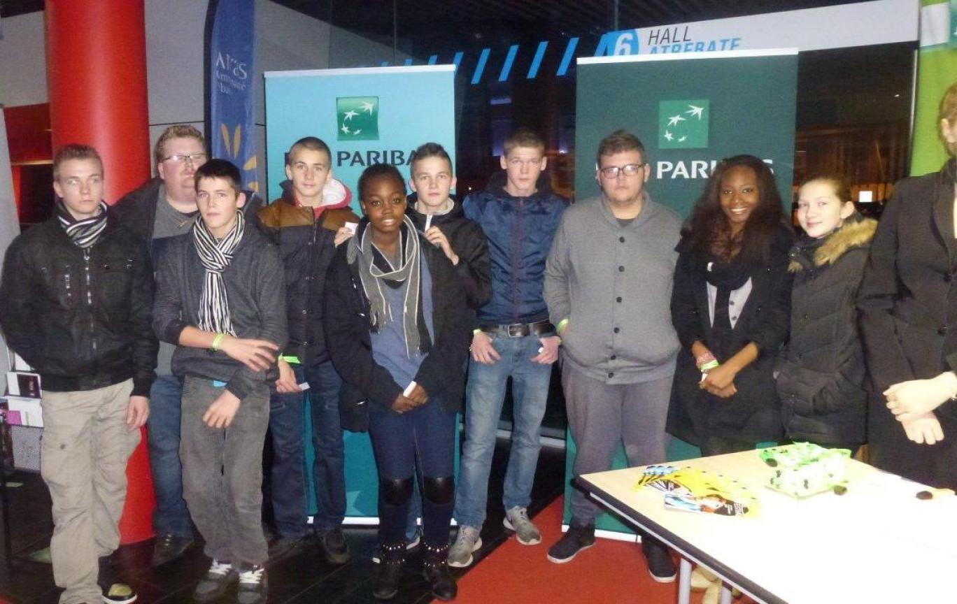 Un groupe de jeunes invité par BNP Paribas avant la projection du film «  A la vie ».