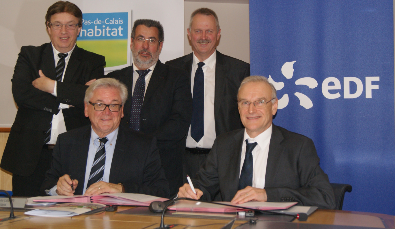 Les deux signataires sont de gauche à droite : Jean-Claude Leroy, président de Pas-de-Calais habitat, également sénateur et vice-président du Conseil général, et Alain Laruelle, directeur EDF commerce région Nord Ouest ainsi que et les participants : Jean-Michel Stécowiat,  directeur général de Pas-de-Calais habitat, Jean-Louis Cottigny, vice président de Pas-de-Calais habitat, conseiller général, et Fabrice Crépin, directeur général adjoint.