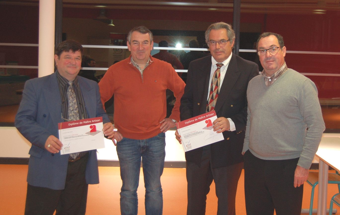 Deux nouveaux maîtres-artisans, Jean-Marc Degardin (à gauche) et Philippe Coche, avec leur diplôme aux côtés de Philippe Benoit et Jean-Claude Levis (à droite), membre élu et président de la commission territoriale Arras/Saint-Pol.