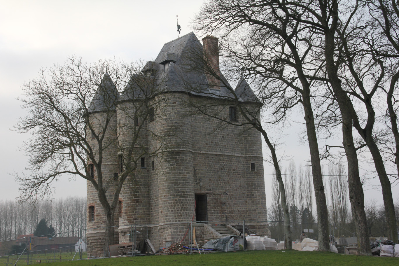 Le clos et le couvert du donjon ont été remis à neuf.     