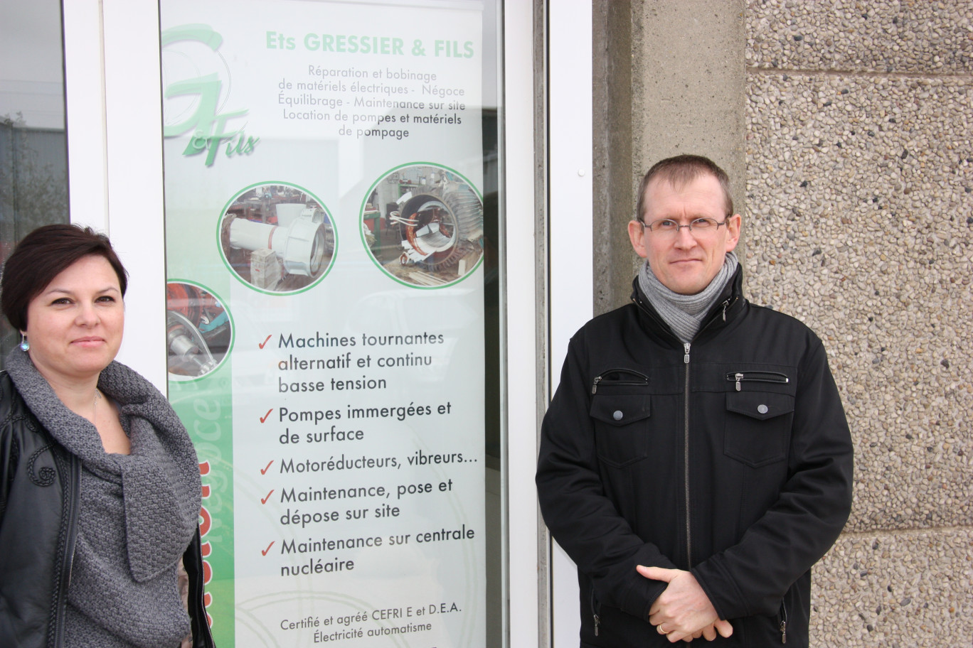 Carole et Hervé Gressier devant la porte de leur entreprise.