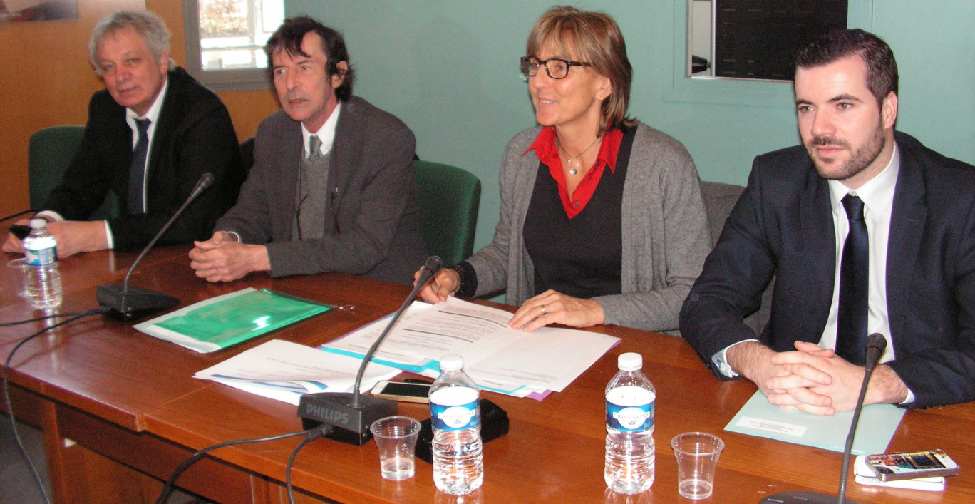 Quelques-uns des présidents d’intercommunalités juste avant le point presse dans les locaux de l’Université de Valenciennes et du Hainaut-Cambrésis. De gauche à droite : M. Pérat, M. Villain, Mme Létard et M. Saint-Huile.