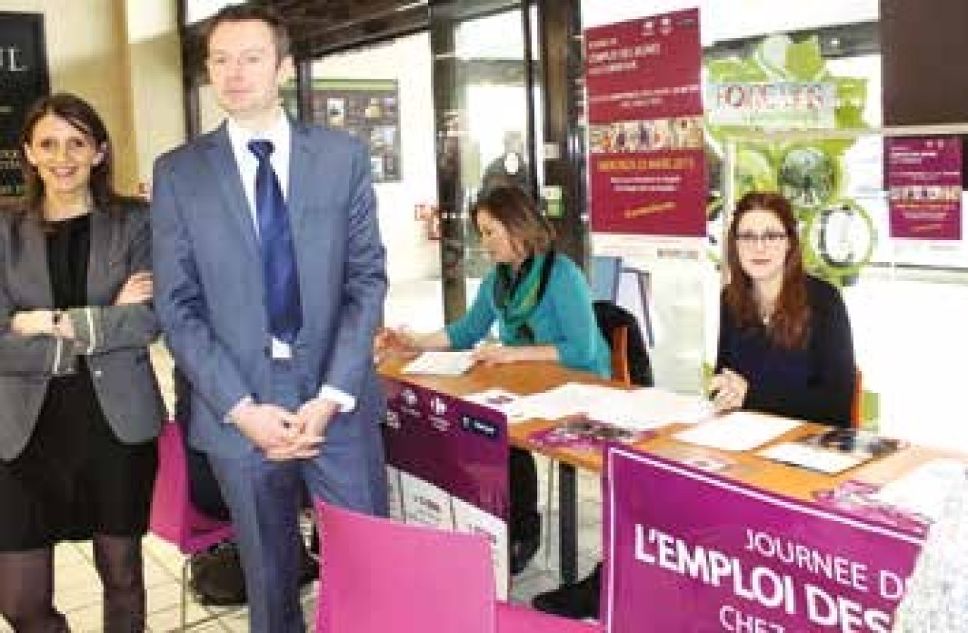 Delphine Lamour, directrice des ressources humaines, Carrefour Market Nord-Est, et Thierry Bougerol, responsable développement RH Carrefour Market France, devant le stand “La Journée de l’emploi” au Market de La Madeleine. 