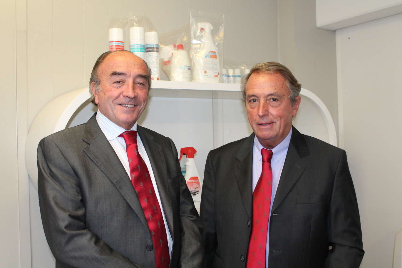 Thierry Letartre, directeur général des Laboratoires Anios et Bertrand Letartre, président directeur général.