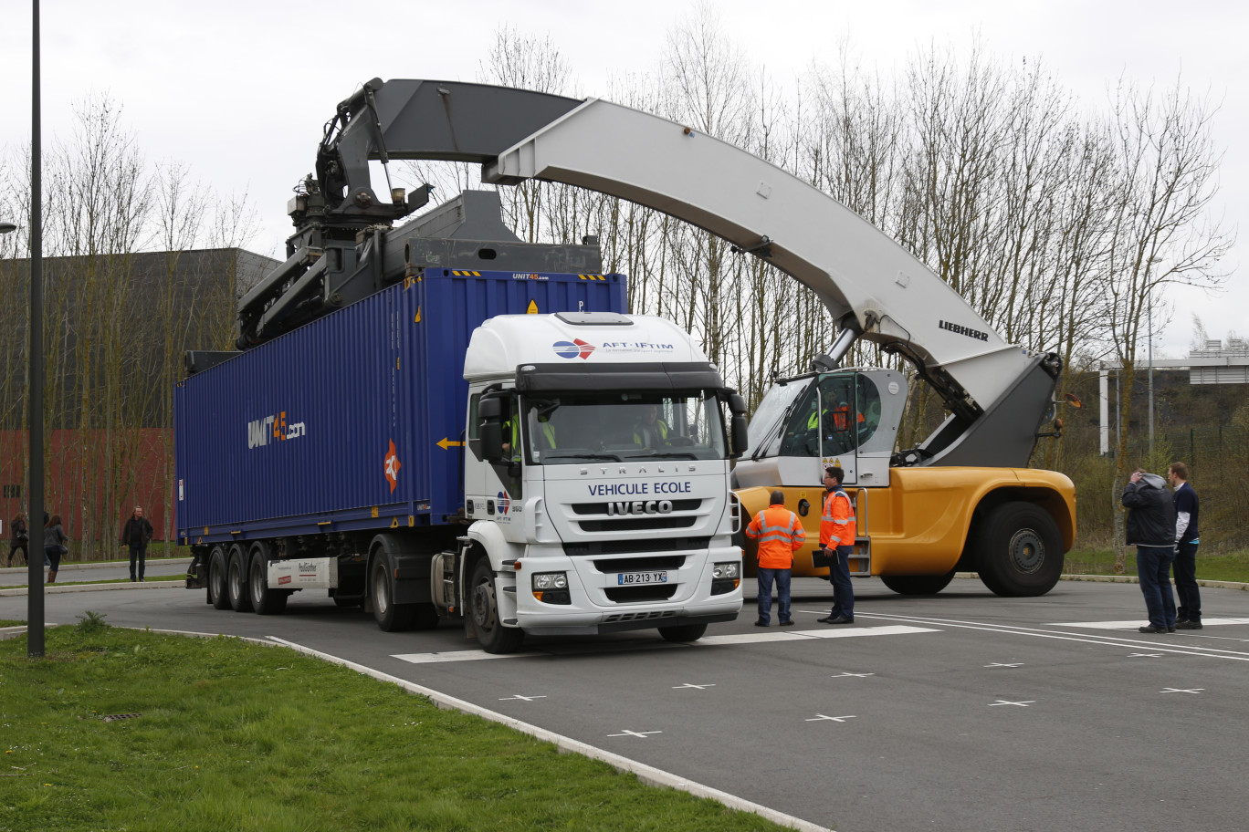 Toute la matinée, des démonstrations étaient organisées. Les visiteurs pouvant même essayer la conduite d'un engin de chargement de containers.