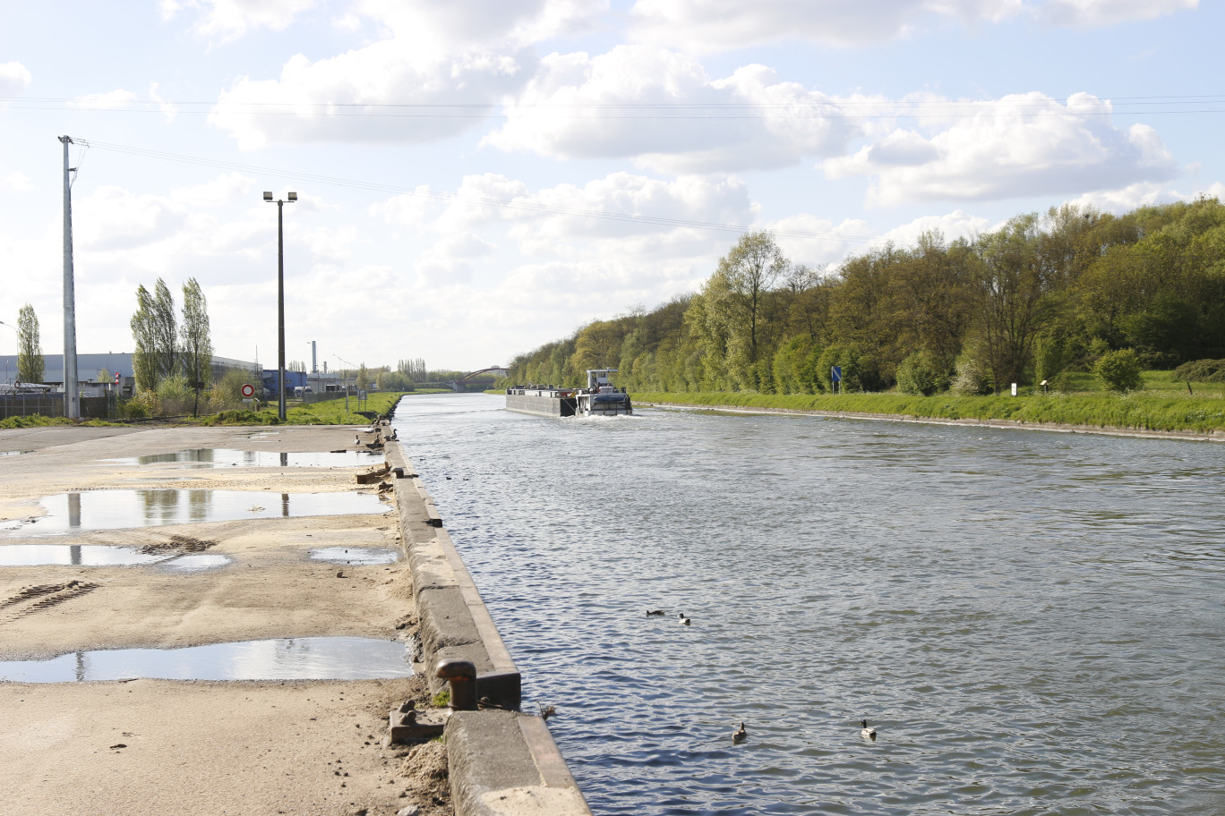 Le port de commerce de Béthune a aujourd'hui un trafic assez limité, il n'est pas assez grand, mal équipé. Le projet d'extension doit lui permettre de passer à la vitesse supérieure avant la mise en service de Seine-Nord Europe.