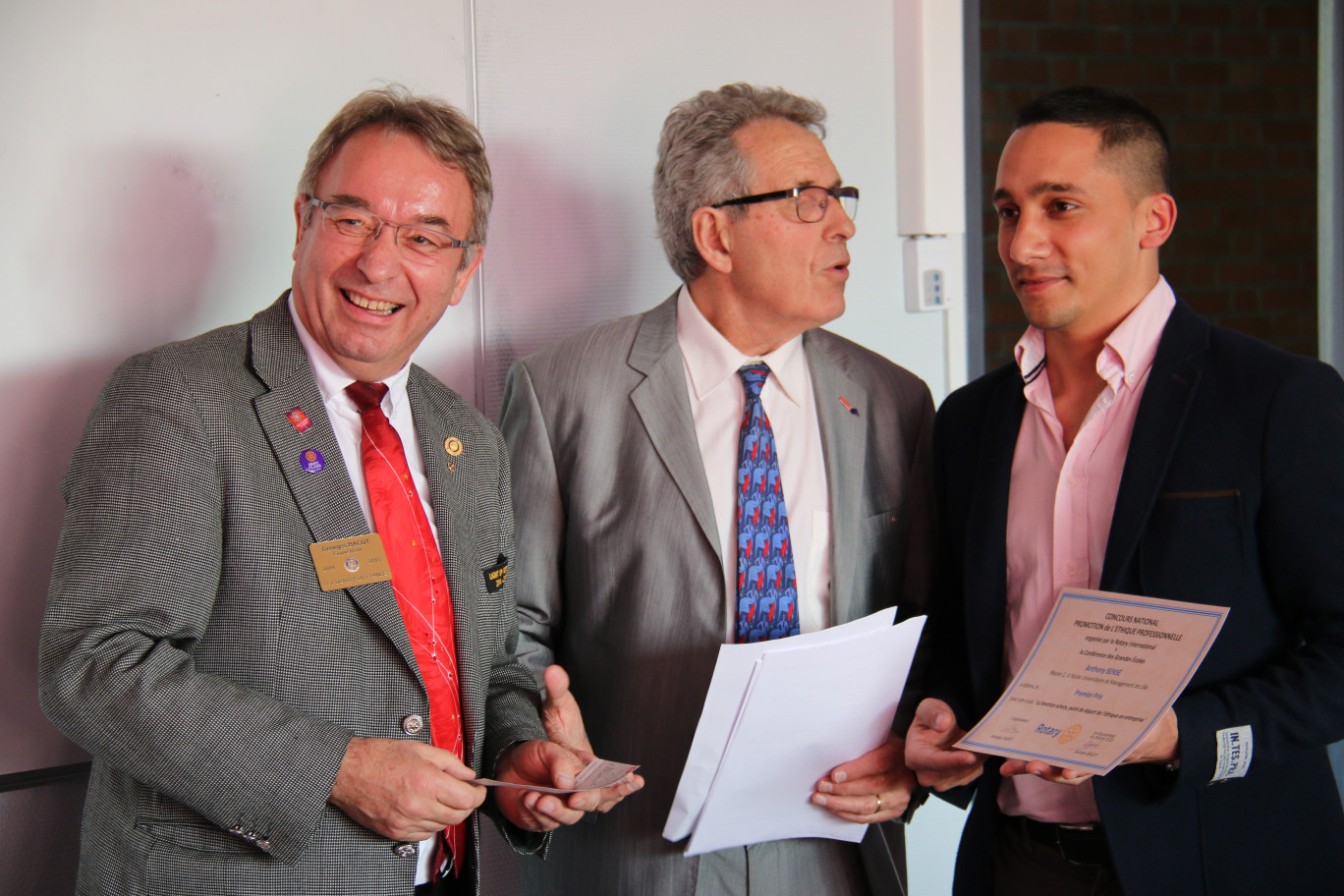 De gauche à droite, Georges Bacot, gouverneur du District 1520, Georges Crapet, animateur du concours prix éthique, et Anthony Sensé étudiant à l'École Universitaire de Management de Lille qui a reçu le 1er prix pour son essai « La fonction achats, point de départ  de l'éthique en Entreprise ». 