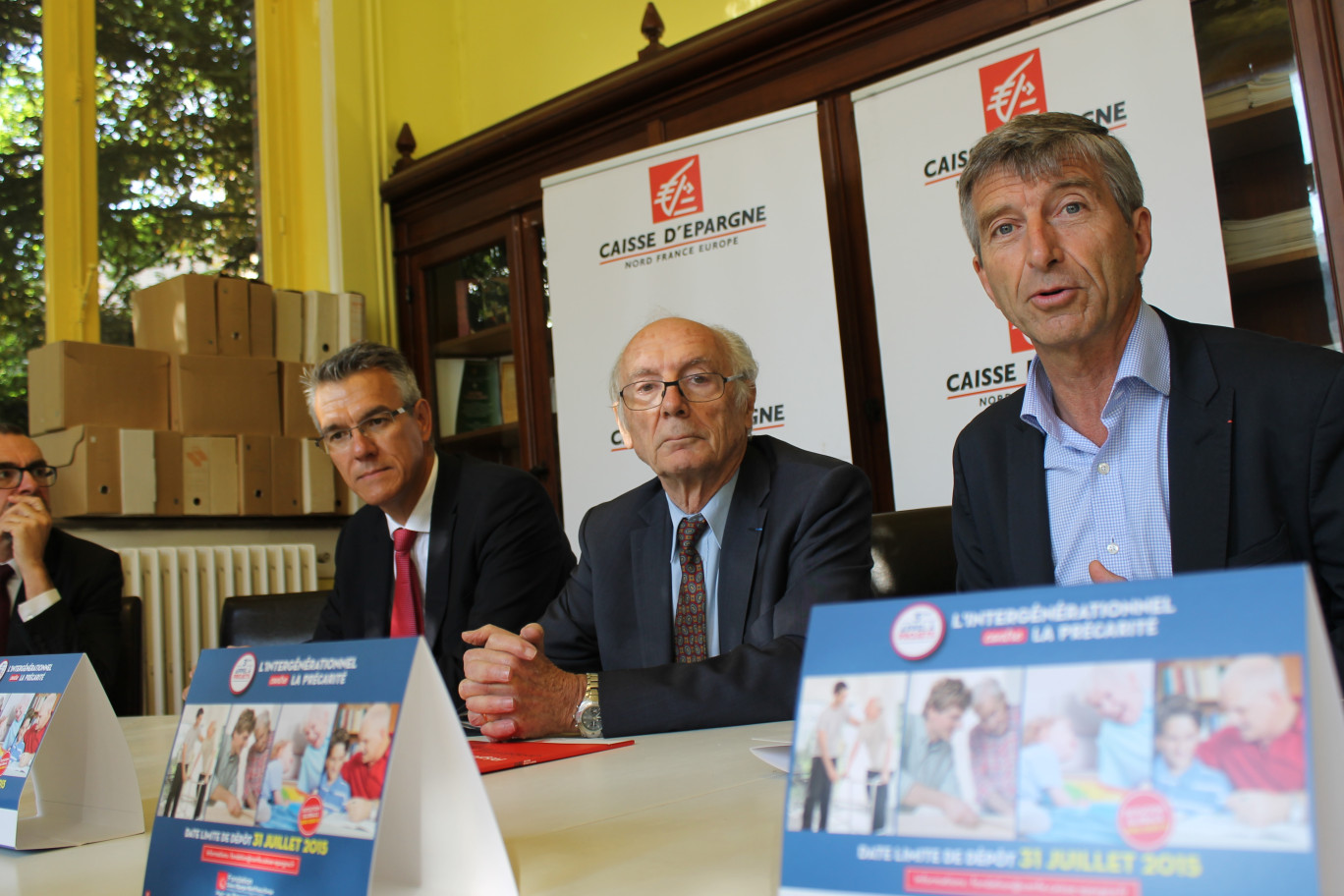 Alain Denizot, président du directoire, à gauche, et Philippe Lamblin, président de la Fondation « Agir et Réussir Ensemble » et président du Conseil d’Orientation et de Surveillance de la Caisse d’Epargne Nord France Europe, entourant Dominique Thierry, président d’honneur de France Bénévolat.