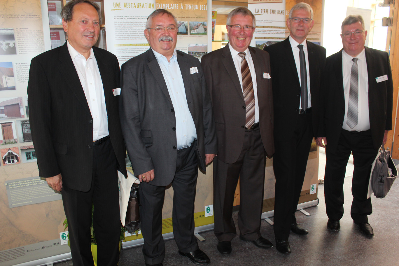 De Gauche à droite : René Hocq et Jean Jacques Hilmoine, président de la com de com d'Artois et de la CCC Fruges, Claude Prudhomme président du CAUE, Michel Dagbert président du conseil départemental et Alain Méquignon président de la CCC Fauquembergues.