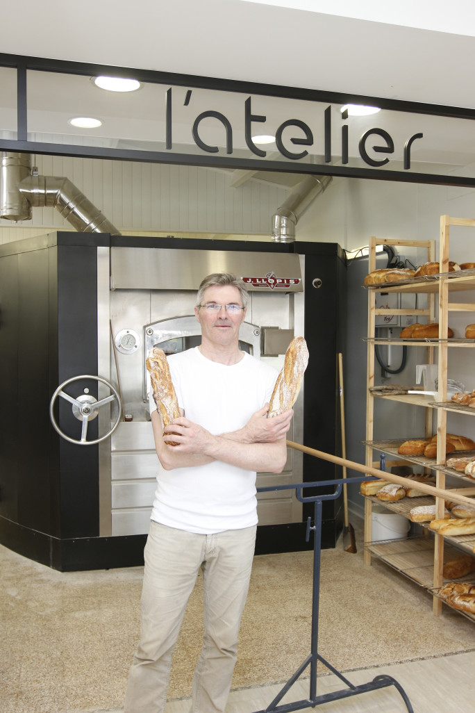 Régis Cense a 50 ans, il a repris ses études, pour pouvoir exercer un métier artisanal et ouvrir une boulangerie de village.