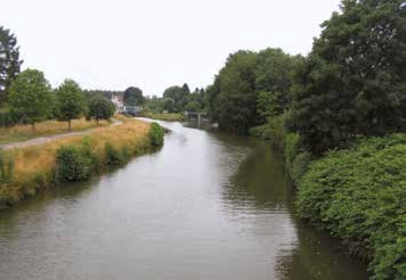 La Sambre canalisée au niveau d’Aulnoye-Aymeries.