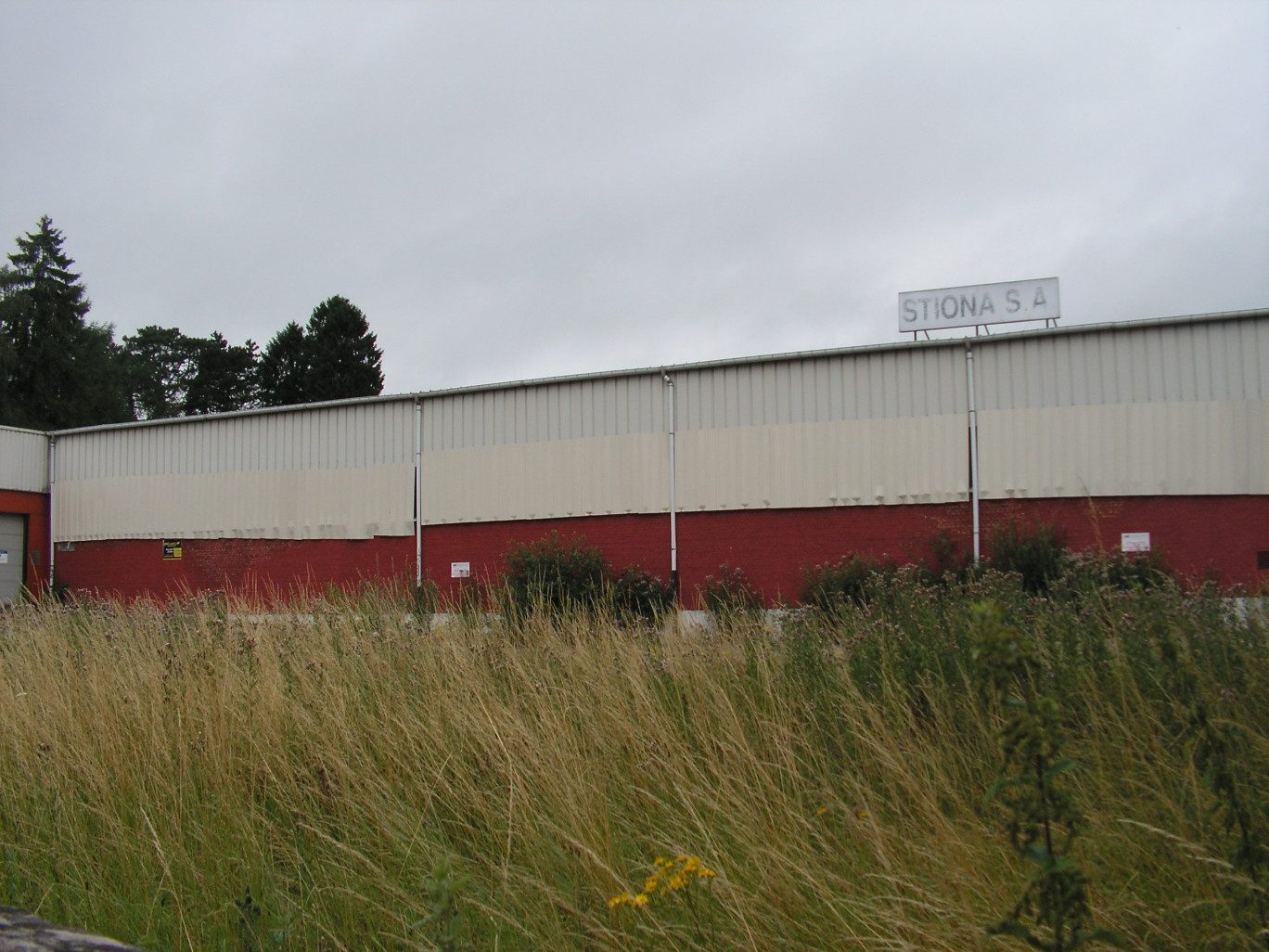 Le site d’une filature puis d’un fabricant d’équipements en inox pour collectivités. A Sains-du-Nord, on dit plus simplement « la friche Stiona ».