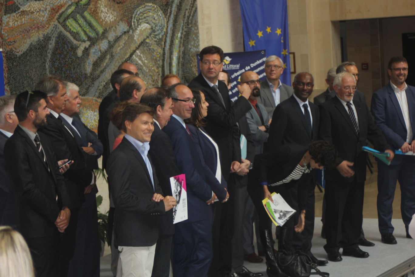 L'ensemble des partenaires réunis por la signature du contrat de ville de la Communauté urbaine de Dunkerque.