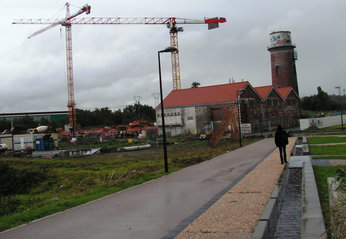 Une vue du chantier, proche de la nouvelle Serre Numérique. Le château d’eau et l’ancienne centrale électrique sont intégrés au projet.