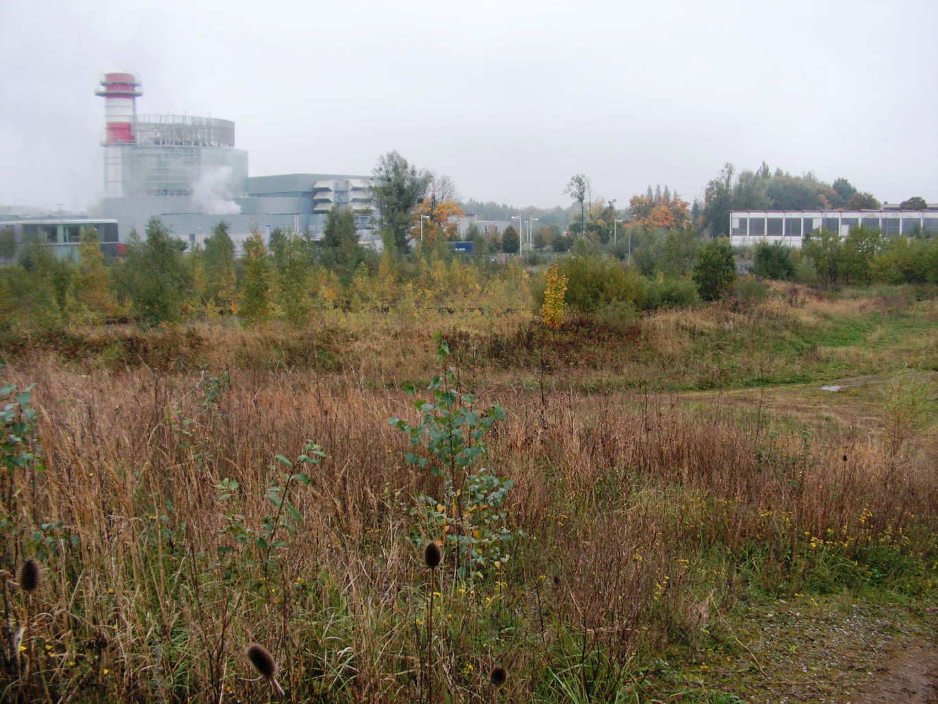 Le site de Pantegnies à Pont-sur-Sambre. A l’arrière plan, dans la vapeur, l’ex-centrale Poweo rachetée par le fonds d’investissements américain KKR. 