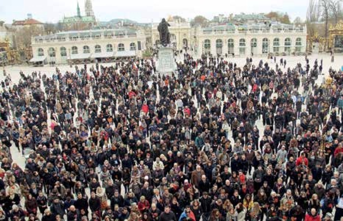 Endeuillée avec la foule….