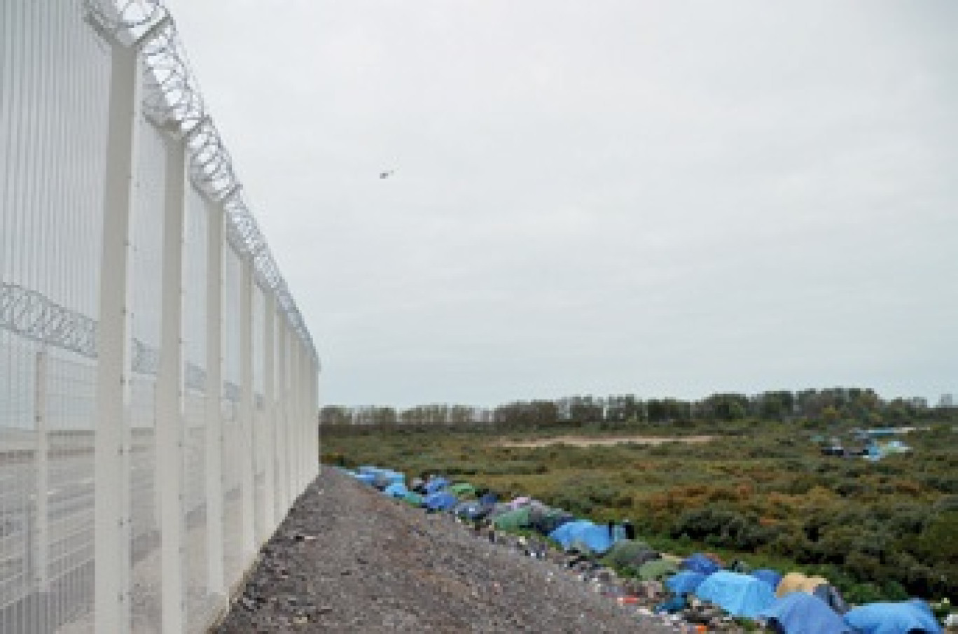 Eurotunnel a ajouté 31 km de clôtures haute sécurité. En juillet dernier, Eurotunnel demandait une réparation de 9,7 millions d’euros aux États britannique et français.