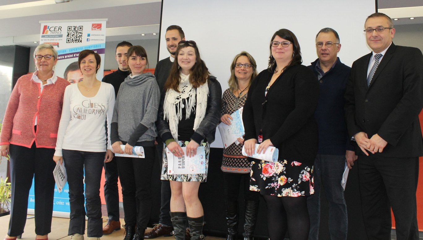 Les lauréats au premier plan avec les finalistes au second, Nadine Wullens à gauche et Grégory Denys, respectivement présidente et directeur général de CERFRANCE Nord – Pas-de-Calais.