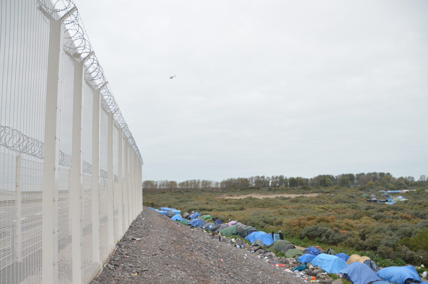 Eurotunnel a ajouté 31 km de clôtures haute sécurité. Un investissement colossal. En juillet dernier, Eurotunnel demandait une réparation de 9,7 millions d'euros aux Etats britannique et français.