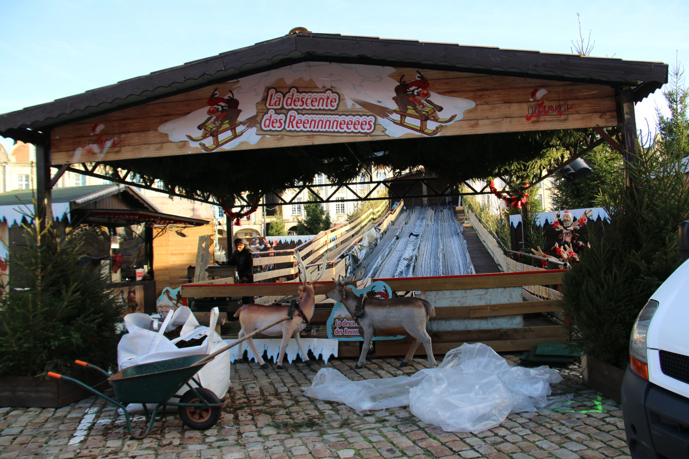 La piste de luge (en cours de montage) est une attraction incontournable du marché de Noël.