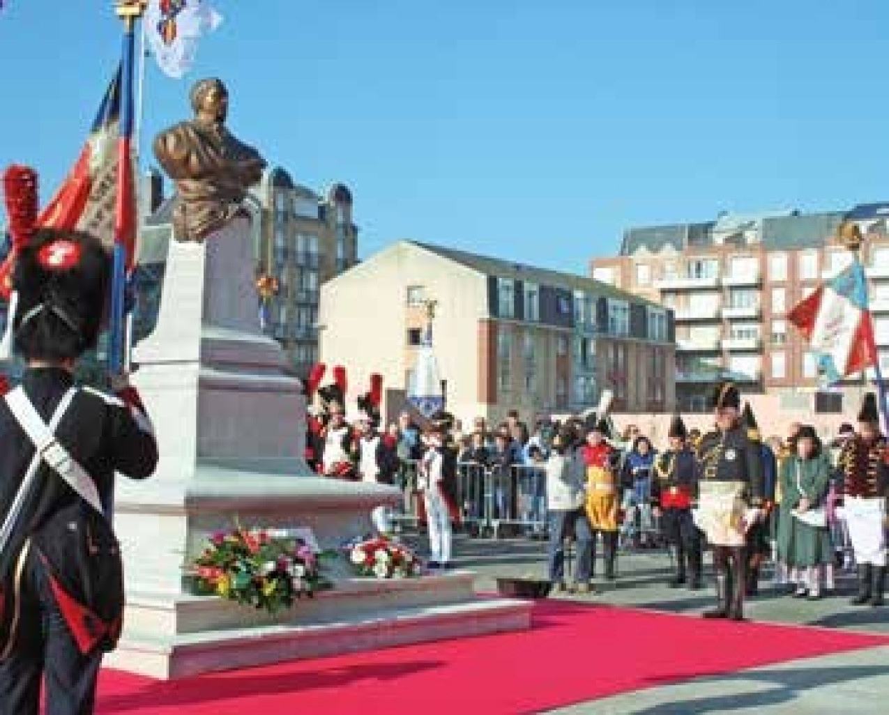 Le buste de Pierre Lefort avait été fondu par les Allemands en 1941. Grâce au mécénat populaire, il a pu être réédifié.