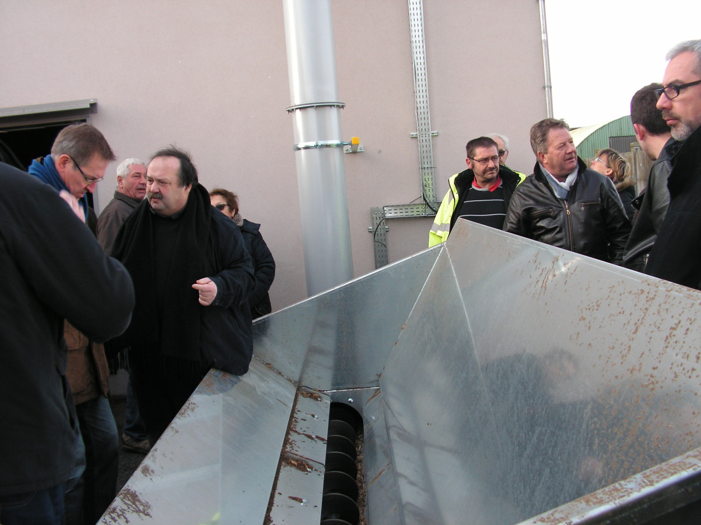 A Prisches, deux agriculteurs du village approvisionnent le silo en matière première. C’est dans cet entonnoir équipé d’une vis sans fin qu’ils bennent le bois déchiqueté.