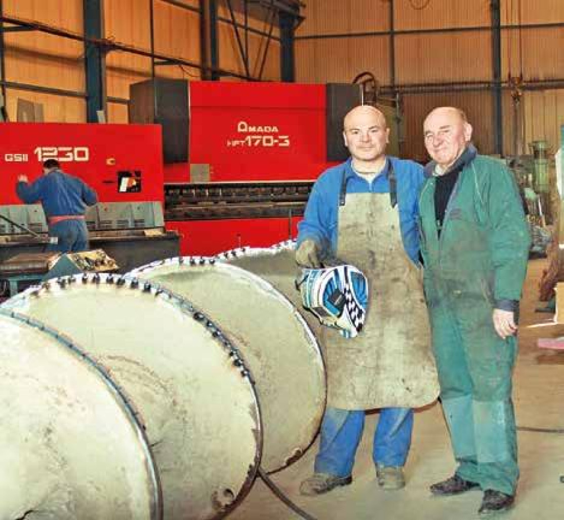 Joël et Franck Lesage devant une tarière de 8 mètres de long et un mètre de diamètre.