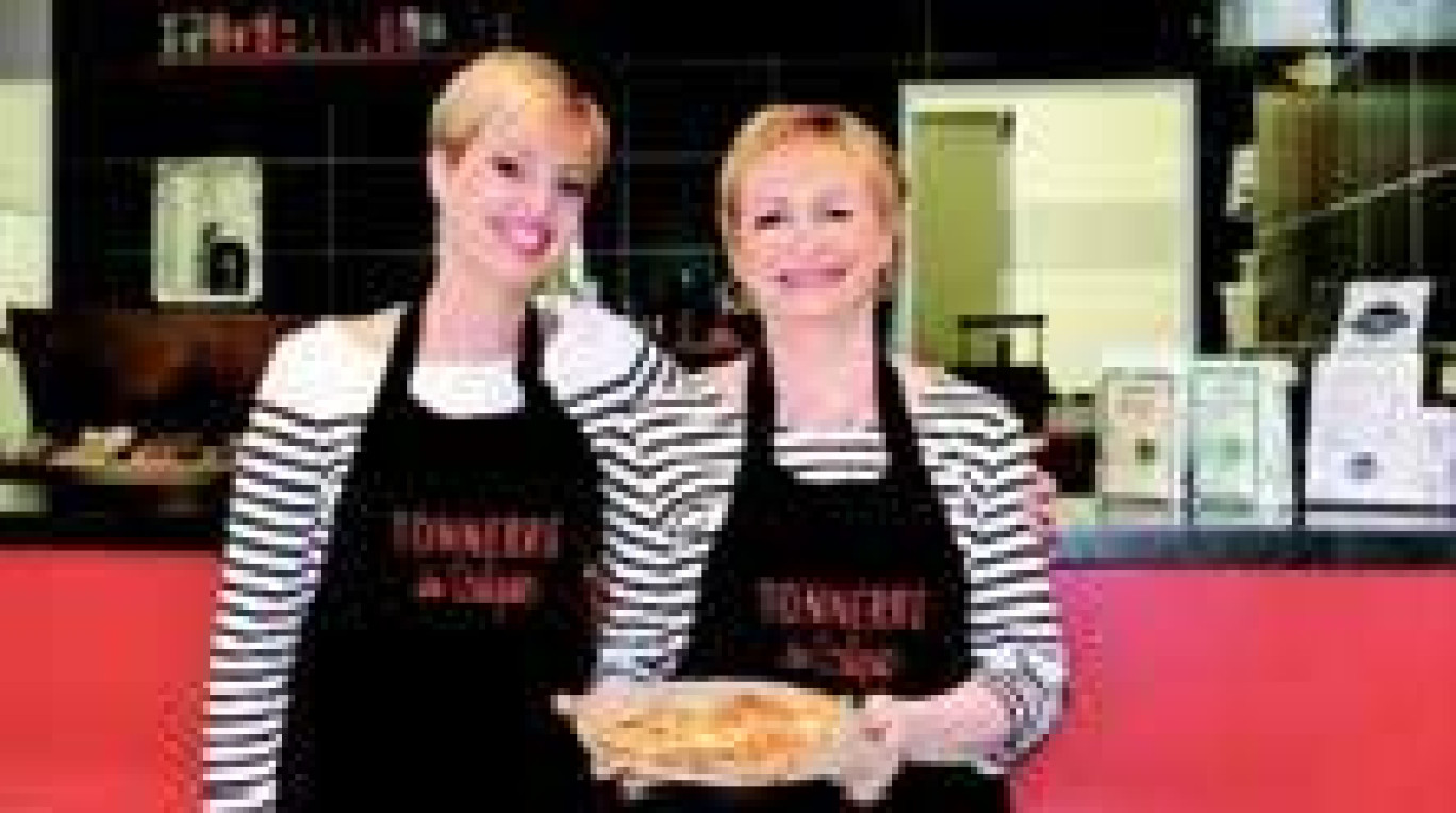 Cyrielle Istin et Véronique Reydel dans leur crêperie.