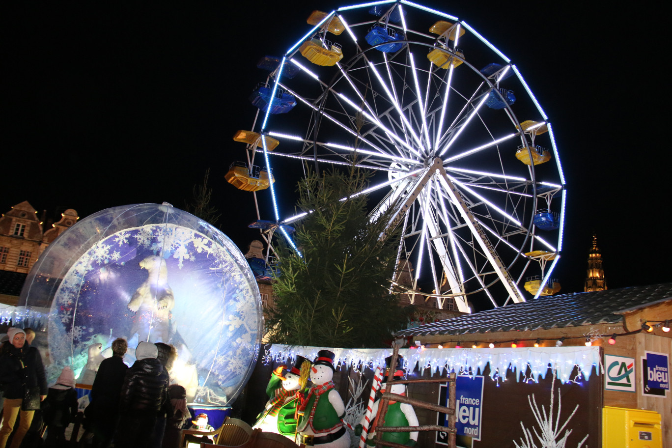 En permettant de dominer la Grand’Place d’Arras, la grande roue a toujours un succès considérable.